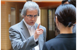 【コーチ 第1話】瞳（倉科カナ）のもとに“冴えないおじさん”向井（唐沢寿明）現れる