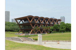 横浜の新ランドマーク「横浜ティンバーワーフ」木を纏うアートな建築＆話題のグルメ店にも注目