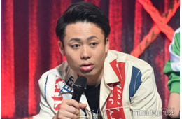 フィッシャーズ・シルクロード、1歳長男の散歩ショット公開 次男誕生で「お兄ちゃんになってる」「成長感じる」の声