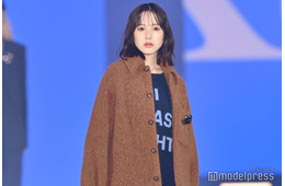 本田紗来、ミニ丈×ロングブーツ姿で美脚輝く【ガルアワ2025AW】