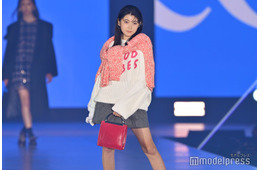 市川團⼗郎の長女・堀越麗禾「ガルアワ」で初ランウェイ ミニスカ着こなし堂々ポージング
