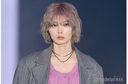 櫻坂46藤吉夏鈴、ラベンダーアッシュヘア姿でオーラたっぷり【ガルアワ2025AW】