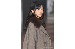 乃木坂46五百城茉央、大人びた雰囲気で初ランウェイ 美脚もチラリ【ガルアワ2025AW】