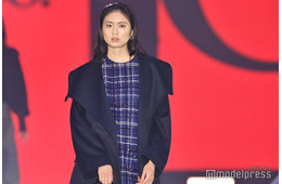 「ガルプラ」出身・廣川茉音、上品ミニワンピで美脚披露 大きめ襟コート着こなす【ガルアワ2025AW】