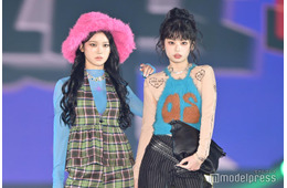 ME:I・MIU（櫻井美羽）＆RINON（村上璃杏）、ペアランウェイで堂々ポージング 奇抜ファッション着こなす【ガルアワ2025AW】