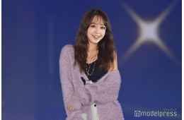 みりちゃむ、カーディガンからSEXY美肩チラリ【ガルアワ2025AW】