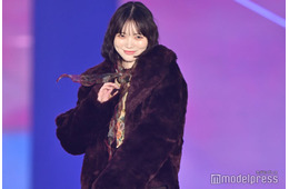 CUTIE STREET真鍋凪咲、大ぶりベルト×スカーフで雰囲気ガラリ クールな表情からの笑みに胸キュン【ガルアワ2025AW】