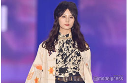 日向坂46小坂菜緒、個性派コーデ着こなし堂々ランウェイ【ガルアワ2025AW】