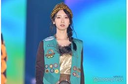 日向坂46金村美玖、個性派コーデでクールなランウェイ 笑顔とのギャップも【ガルアワ2025AW】