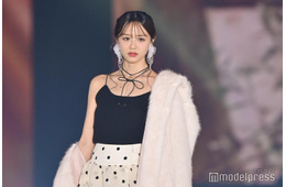 森香澄、大胆な肩落としスタイル SEXYにランウェイ登場【ガルアワ2025AW】