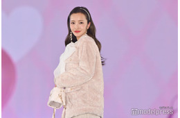 板野友美、ミニ丈×ロングブーツ姿で美脚際立つ 大人のガーリースタイルで登場【ガルアワ2025AW】