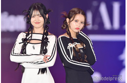 元AKB48村山彩希、奇抜ヘア×胸元開きワンピで登場 吉崎綾とペアランウェイ【ガルアワ2025AW】
