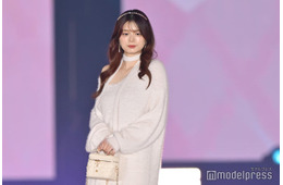 紺野彩夏、ニットワンピ×ロングブーツの王道冬コーデ 美デコルテにドキッ【ガルアワ2025AW】