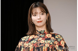 八木アリサ、ビーチで色白美肩チラ見せ「ナチュラルで素敵」「可愛い」と反響