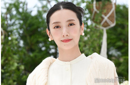 波瑠、美脚際立つスーツ姿「フェイクマミー」入学式ショットに反響続々
