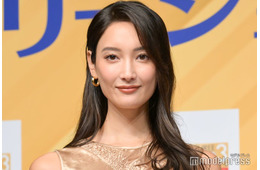 菜々緒、ロサンゼルスで圧巻美脚際立つショーパンコーデ「ほぼ脚」「異次元スタイル」と反響