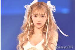 ギャルママモデル聖菜、胸元ざっくりトップス姿「スタイル神」「セクシーすぎて二度見」