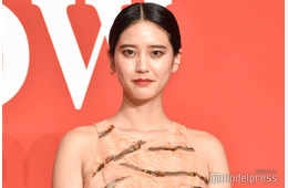 山崎紘菜、美脚際立つ膝上ミニ姿「理想のスタイル」「眼福」と反響