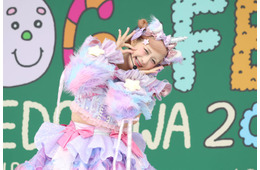 しなこ、新曲含む5曲パフォーマンス 近距離ステージで観客と会話楽しむ【SDGs FES】