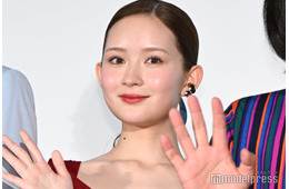 畑芽育、ヒョウ柄ミニスカ×ルーズソックスの“平成ギャル”姿公開「激カワすぎる」「似合う」と絶賛の声