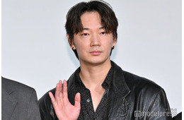 綾野剛、ステージ上で汗止まらず 撮影中も汗操る「質も変えられる」【愚か者の⾝分】