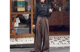 程よい光沢感が絶妙!1点投入でコーデがキマる「プリーツトップス」のリラクシーな装い【40代の毎日コーデ】