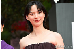 のん、ベアトップドレス姿で美デコルテ全開「第38回東京国際映画祭」開幕