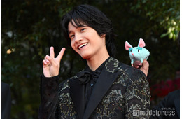 Aぇ! group佐野晶哉、レッドカーペットで次々ファンサ 個性派スーツ着こなす【第38回東京国際映画祭】