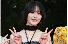 南沙良&出口夏希、華やかドレス姿でレッドカーペット 美スタイル際立つ【第38回東京国際映画祭】