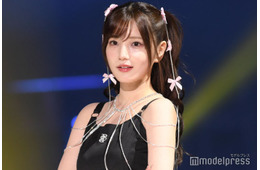 美人YouTuber、黒猫風コーデで堂々美脚披露「小悪魔感あって可愛い」「破壊力すごい」と話題
