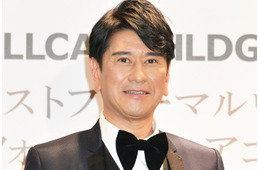 川崎麻世、21歳年下妻との密着2ショット公開「2人ともスタイル抜群」「プレゼント素敵すぎる」の声