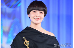 奈緒、アシンメトリードレスから美肩輝く「東京サラダボウル」で主演女優賞受賞【東京ドラマアウォード2025】