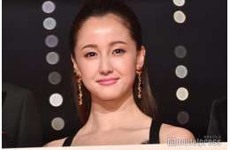 沢尻エリカ、大人モードで美スタイル披露「セクシー」「オーラすごい」蜷川実花氏が公開