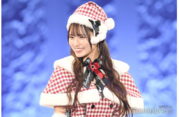 “AI疑惑”で話題・藤咲凪、サンタ風コーデでランウェイ闊歩「最強ビジュアル」「スタイルレベチ」と反響【サツコレ2025A/W】