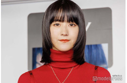 元櫻坂46土生瑞穂、タイトミニから黒ストッキングの美脚スラリ「異次元スタイル」「クールビューティー」と反響