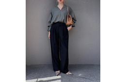 袖口プリーツが上品に映える。「こなれブラウス」が主役の洗練コーデ【40代の毎日コーデ】