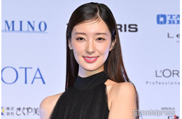 宮本茉由、美デコルテ輝く大胆オフショル姿公開「圧巻のスタイル」「セクシーでかっこいい」の声