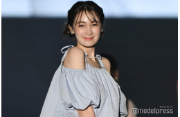 藤井サチ「母に会いに3日間だけLAへ」ハグショット・ヘソ出しコーデ公開