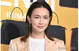 長谷川京子、美脚透ける黒タイツコーデ披露「圧倒的美」「エレガント」の声