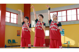 Snow Man深澤辰哉・佐久間大介・向井康二、お揃いバスケユニフォーム姿で新CM出演 華麗なシュートも披露