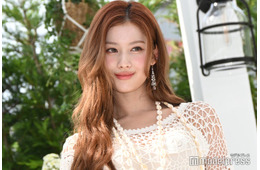 TWICEサナ、美ウエスト際立つカウガール風衣装姿 J.Y. Parkとの2ショットに「スタイルレベチ」「圧巻の美しさ」の声