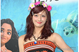 しなこ、美脚見せミニスカコーデ披露「天使かと」「着こなし可愛い」と反響