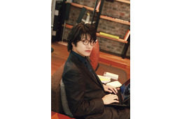 Aぇ! group佐野晶哉、“残業クリスマス”グラビア登場「Q＆A36」も掲載