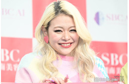 エルフ荒川、妹2人との自撮りショット公開「美人3姉妹」「似てる」と話題