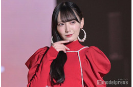 ≠ME鈴木瞳美、シースルー×ミニスカ衣装で美スタイル際立つ MVオフショに「2次元から出てきたみたい」「着こなせるのすごい」の声
