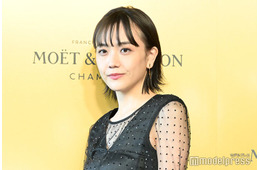 松井愛莉、膝上ミニワンピ×ロングブーツで美脚見せ「まっすぐで綺麗」「秋らしくて素敵」と反響