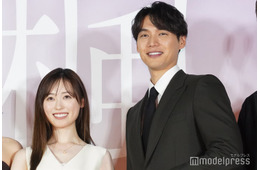 福士蒼汰＆福原遥、腕組みでジャパンプレミア登壇 福原は「初出し」の秘密告白【楓】