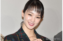 剛力彩芽、素肌輝く衣装姿に反響「デコルテ綺麗」「透明感がすごい」