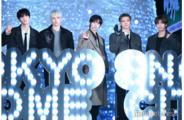 TOMORROW X TOGETHER、東京ドームシティ点灯式に5人で登壇 巨大ツリーに感動