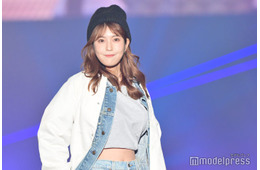 “令和の峰不二子”阿部なつき、美背中ざっくり大胆ドレス姿披露「美しすぎる」「色っぽくてかっこいい」と話題